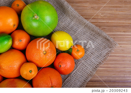 Mound citrus on sacking macro Mound citrus on sacking macro 20309243