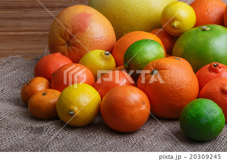 Mound citrus on sacking macro Mound citrus on sacking macro 20309245