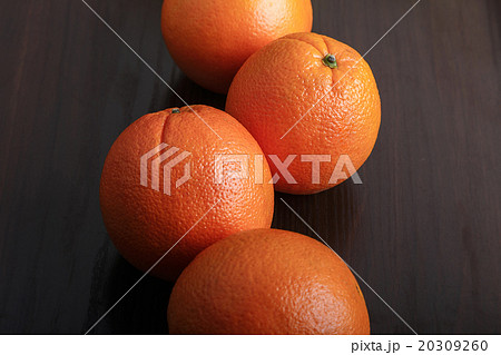 Oranges on wooden background close-up macro 20309260
