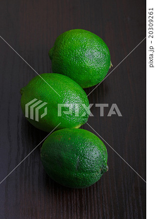 Limes on wooden background close-up macro 20309261