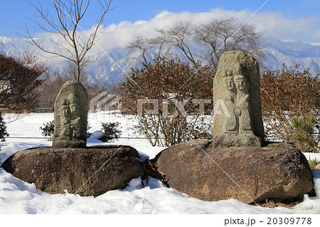 冬の安曇野　水色の時道祖神 20309778