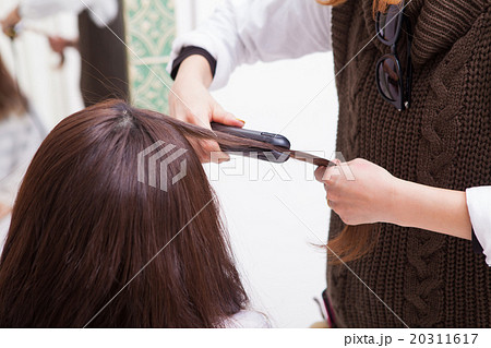 ヘアアイロンをあてる女性美容師 ヘアアイロンをあてる女性美容師 20311617
