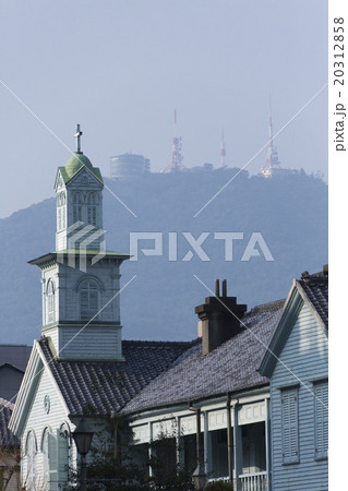 旧出島神学校と稲佐山 20312858