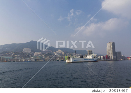 長崎港に入るフェリーと稲佐山 長崎港に入るフェリーと稲佐山 20313467