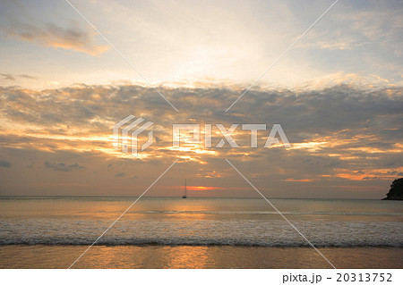 Sailing at sunset 20313752