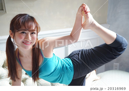 若い日本人女性のヨガの画像 20316969