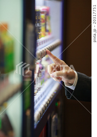 自販機でジュースを購入するビジネスマン 20317751