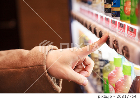 自販機でジュースを購入するビジネスマン 自販機でジュースを購入するビジネスマン 20317754