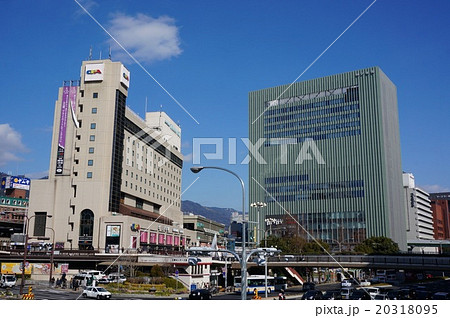 再開発が計画されている神戸「三宮駅」（左の建物） 20318095