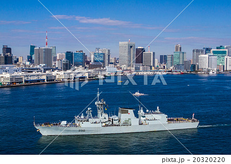 カナダ海軍　フリゲート艦「ウィニペグ」とオフィスビル群 20320220