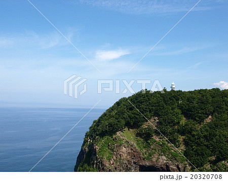 北海道知床半島　青空に臨む白い灯台 20320708