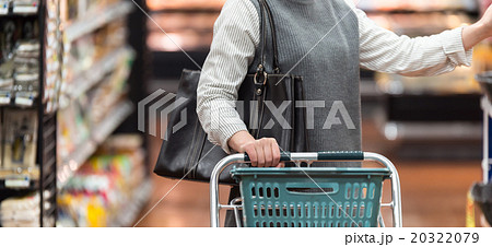 女性の買い物イメージ 女性の買い物イメージ 20322079