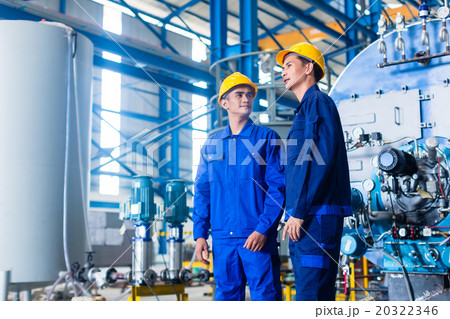 Worker in Asian manufacturing plant 20322346