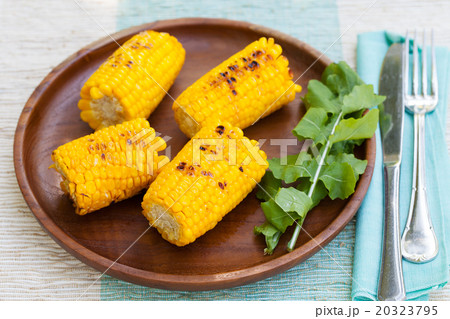Grilled corn on the cob with salt and butter 20323795