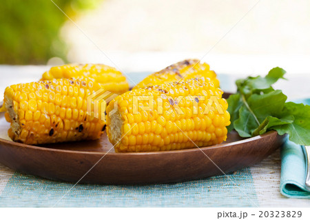 Grilled corn on the cob with salt and butter 20323829