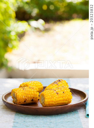 Grilled corn on the cob with salt and butter 20323832