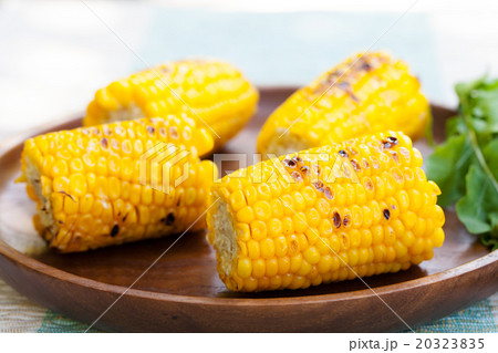 Grilled corn on the cob with salt and butter Grilled corn on the cob with salt and butter 20323835