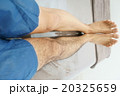 男性の足の毛を剃る前と剃った後の比較 20325659