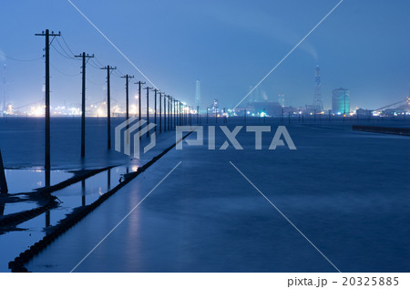 木更津 江川海岸の海に立つ電柱 千葉県の風景 の写真素材 3255