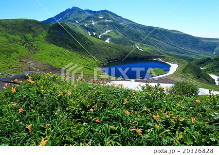鳥海山・御浜付近から見る鳥海湖と山頂 鳥海山・御浜付近から見る鳥海湖と山頂 20326828