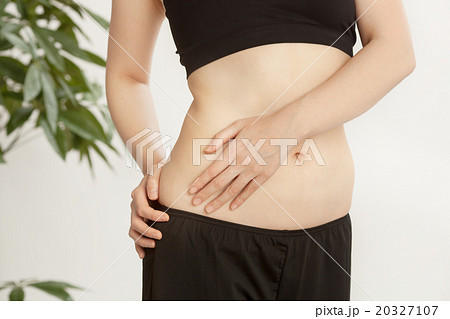 ダイエットでトレーニングする女性 ダイエットでトレーニングする女性 20327107