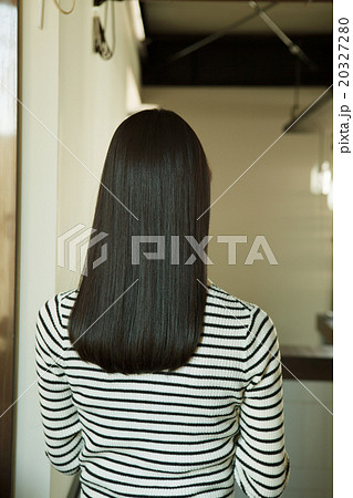 黒髪ロングの後ろ姿の写真素材