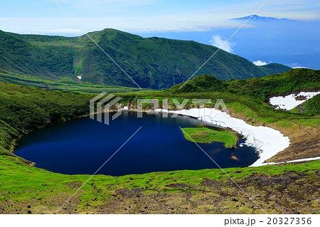 鳥海山・鳥海湖と月山遠望 20327356