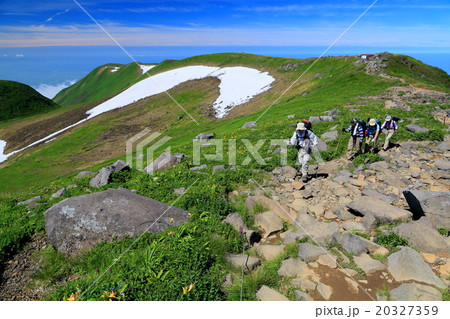 鳥海山・御浜付近を行く登山者 20327359