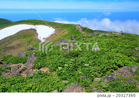 鳥海山・御浜付近の稜線を行く登山者と日本海の眺望 20327360
