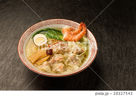 海老ワンタン麺　 won ton noodles Chinese food 20327543