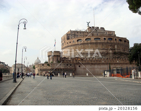 サンタンジェロ城　横から　イタリア　ローマ 20328156