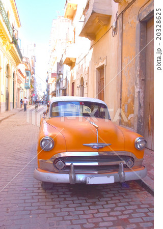 キューバ ハバナ市街とクラシックカー キューバ ハバナ市街とクラシックカー 20328625