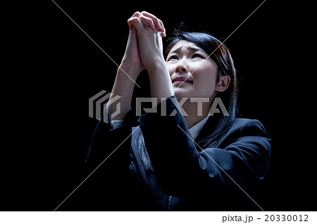 祈るビジネスウーマン 20330012