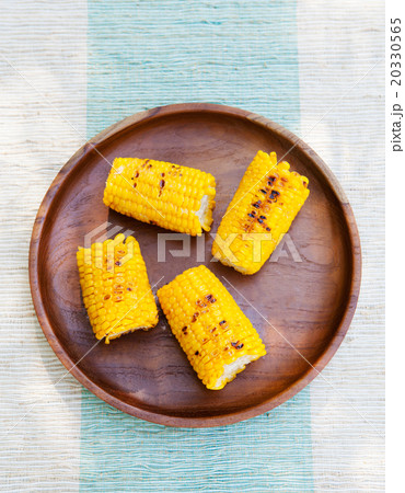 Grilled corn on the cob with salt Top view 20330565