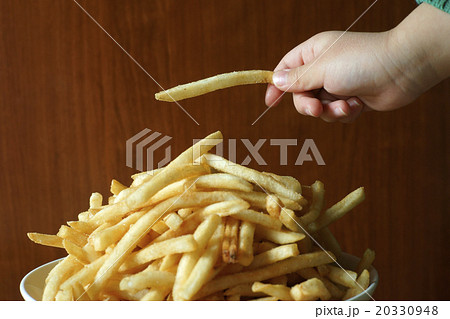 フライドポテトを食べる フライドポテトを食べる 20330948