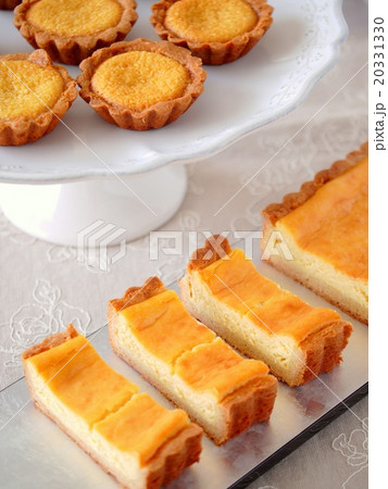 チーズタルトとタルトレット(ハイアングル) チーズタルトとタルトレット(ハイアングル) 20331330