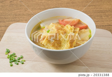 Thai Omelet Soup with Tomatoes, Onion and Scallion 20331388