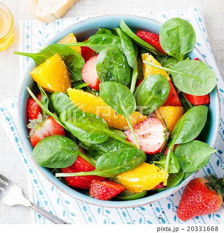 Fresh salad with strawberry, orange and spinach 20331668