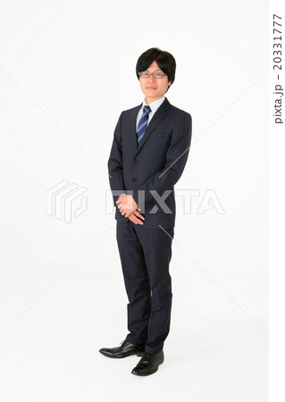 立ち姿のビジネスマン 20331777