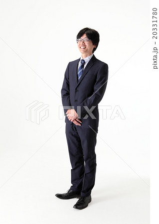 人物、ビジネス、男性、眼鏡、30代、ビジネスマン、スーツ、全身 20331780