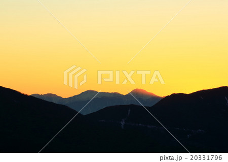 甲武信岳から見る夕暮れの白峰三山 20331796