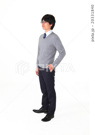 カジュアル姿のビジネスマン 20331840