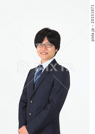 男性ビジネスマン メガネ男子 スーツ姿の写真素材 20331971 Pixta