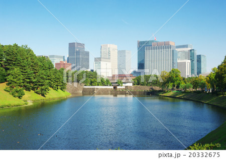 桜田濠と丸の内のビル群 20332675