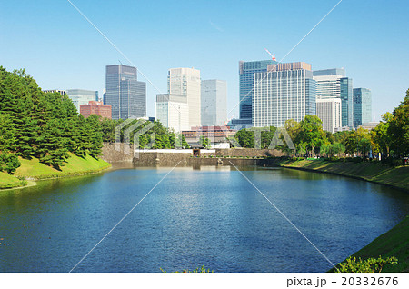 桜田濠と丸の内のビル群 20332676