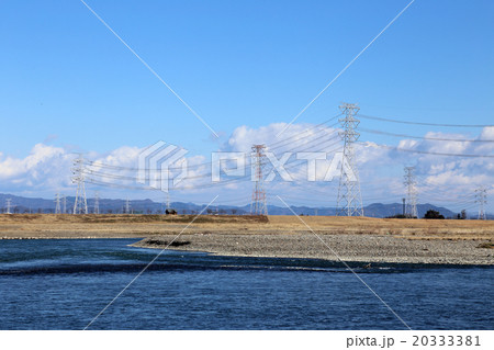 青空と高圧電線と川 20333381