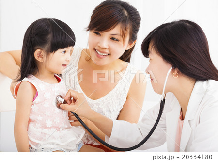 happy Little girl and  doctor in hospital having examinatio 20334180