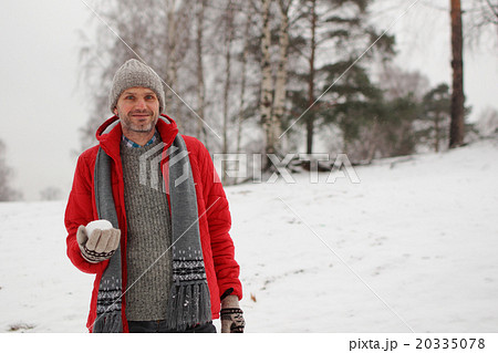 Man with snowball 20335078