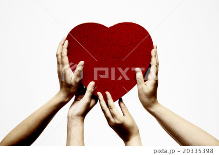 ひび割れたハートを支える手 20335398