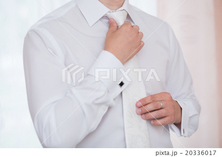 Groom tying tie Groom tying tie 20336017